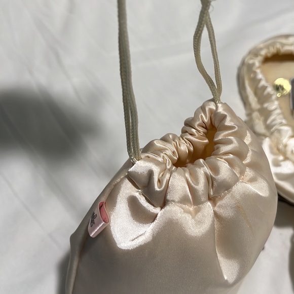 Vintage Nest Ease slippers by Presentables - Picture 7 of 9